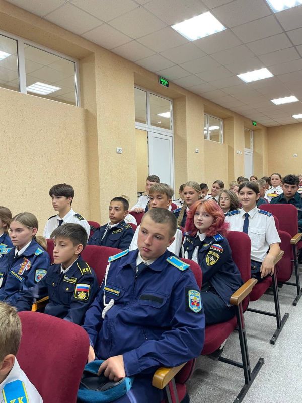 В День Государственного флага Российской Федерации наши сотрудники - Наталья Теребилова и Зурие Куртмуллаева, вместе с председателем исполнительного комитета Крымского регионального отделения Общероссийской общественной... В День Государственного флага Российской Федерации наши сотрудники - Наталья Теребилова и Зурие Куртмуллаева, вместе с председателем исполнительного комитета Крымского регионального отделения Общероссийской общественной...