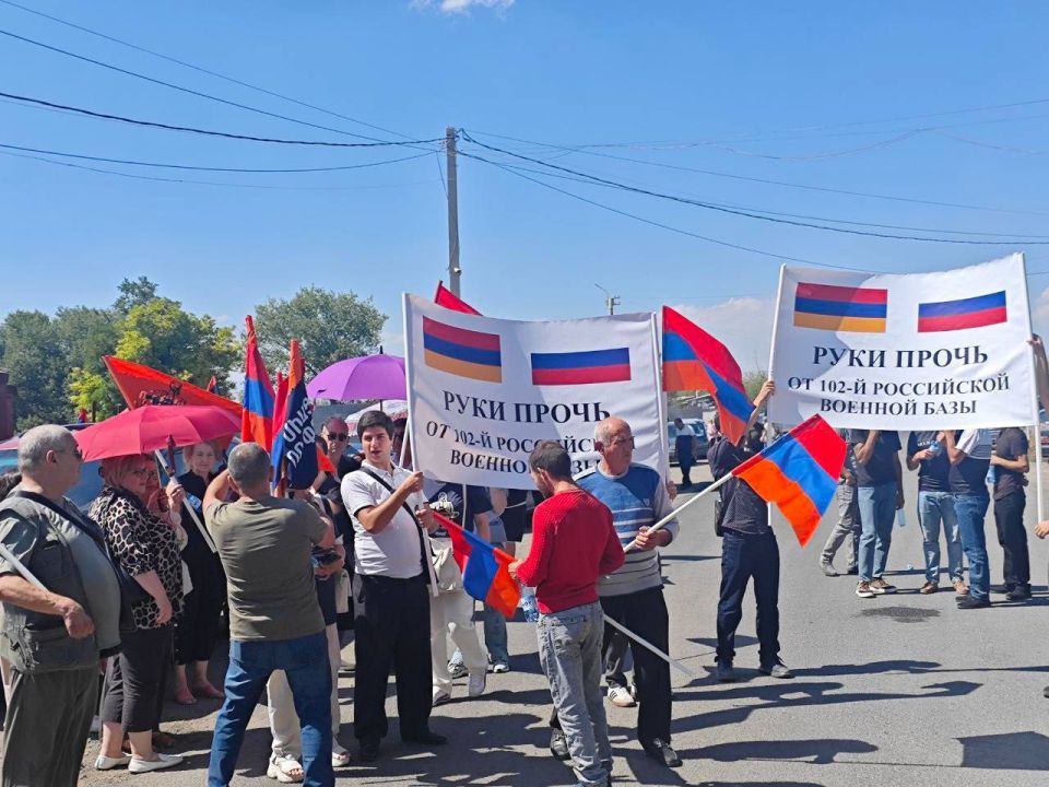 В армянском Гюмри проходит акция в поддержку российско - армянских стратегических отношений, приуроченная ко дню Независимости Армении В армянском Гюмри проходит акция в поддержку российско - армянских стратегических отношений, приуроченная ко дню Независимости Армении