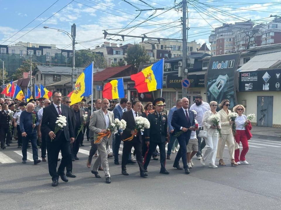 «Спасибо за мир!», «Помним, гордимся!», «Победа», «Молдова за мир!», «Вечная слава Героям!», «Фашизм не пройдет!»: скандируют на двух языках не менее 10 тысяч участников марша Освобождения в Молдавии, держа в руках копии... «Спасибо за мир!», «Помним, гордимся!», «Победа», «Молдова за мир!», «Вечная слава Героям!», «Фашизм не пройдет!»: скандируют на двух языках не менее 10 тысяч участников марша Освобождения в Молдавии, держа в руках копии...