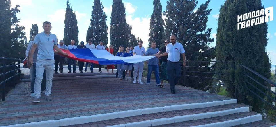 В День Государственного флага Российской Федерации молодогвардейцы Крыма провели серию акций по раздаче лент и флагов России, а также приняли участие в торжественных мероприятиях в честь праздничного дня В День Государственного флага Российской Федерации молодогвардейцы Крыма провели серию акций по раздаче лент и флагов России, а также приняли участие в торжественных мероприятиях в честь праздничного дня