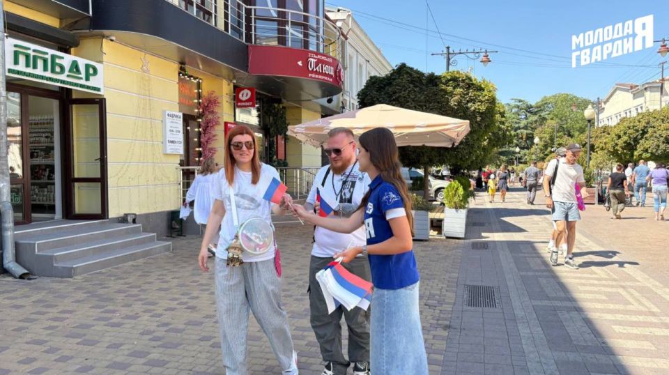 В День Государственного флага Российской Федерации молодогвардейцы Крыма провели серию акций по раздаче лент и флагов России, а также приняли участие в торжественных мероприятиях в честь праздничного дня В День Государственного флага Российской Федерации молодогвардейцы Крыма провели серию акций по раздаче лент и флагов России, а также приняли участие в торжественных мероприятиях в честь праздничного дня