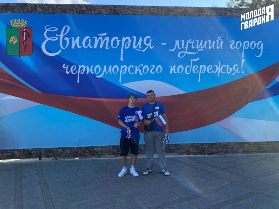 В День Государственного флага Российской Федерации молодогвардейцы Крыма провели серию акций по раздаче лент и флагов России, а также приняли участие в торжественных мероприятиях в честь праздничного дня В День Государственного флага Российской Федерации молодогвардейцы Крыма провели серию акций по раздаче лент и флагов России, а также приняли участие в торжественных мероприятиях в честь праздничного дня