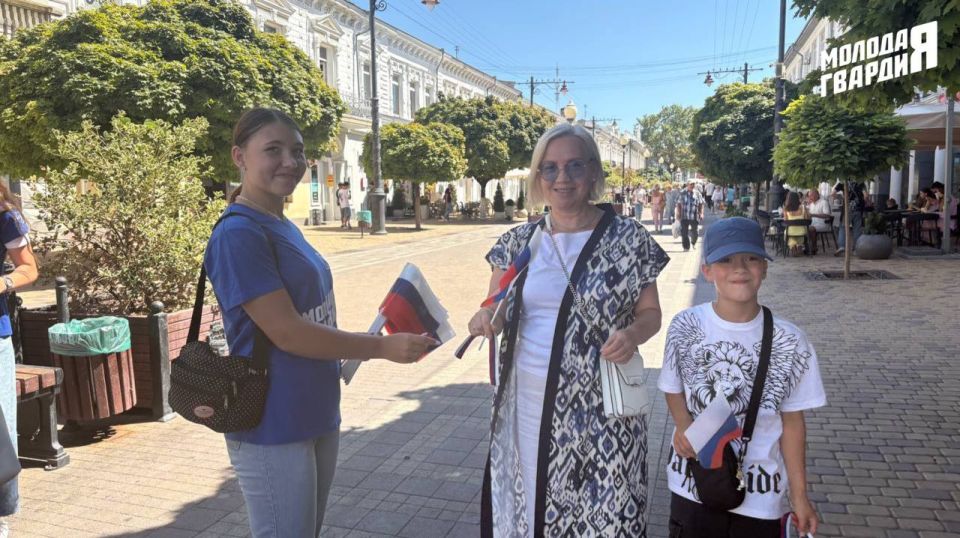 В День Государственного флага Российской Федерации молодогвардейцы Крыма провели серию акций по раздаче лент и флагов России, а также приняли участие в торжественных мероприятиях в честь праздничного дня В День Государственного флага Российской Федерации молодогвардейцы Крыма провели серию акций по раздаче лент и флагов России, а также приняли участие в торжественных мероприятиях в честь праздничного дня