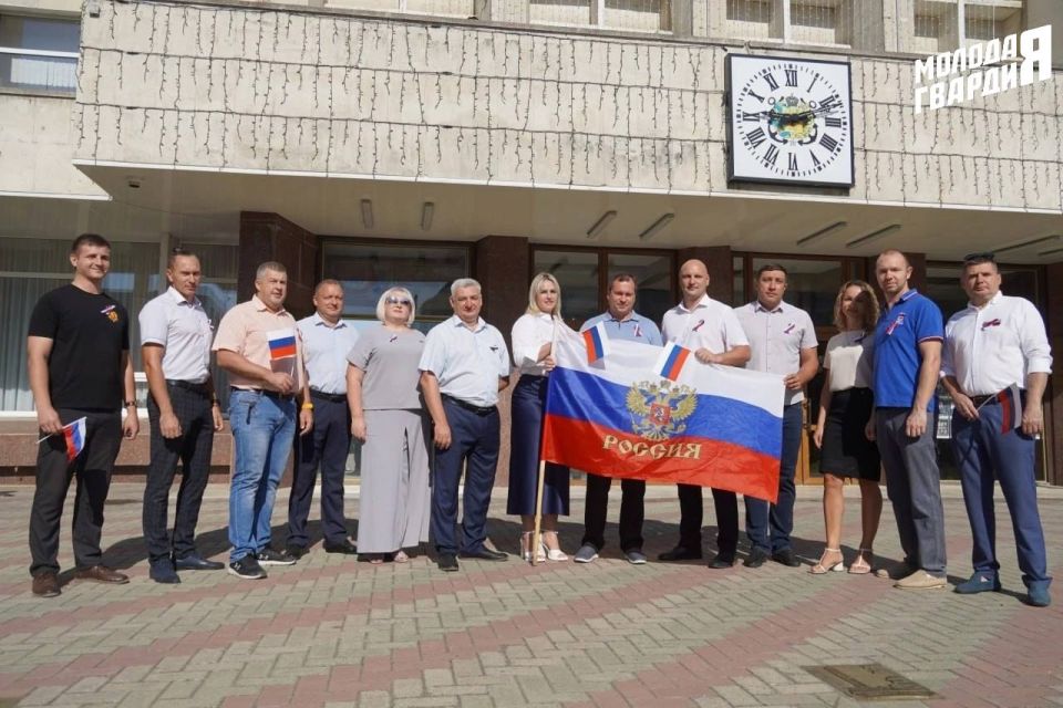 В День Государственного флага Российской Федерации молодогвардейцы Крыма провели серию акций по раздаче лент и флагов России, а также приняли участие в торжественных мероприятиях в честь праздничного дня В День Государственного флага Российской Федерации молодогвардейцы Крыма провели серию акций по раздаче лент и флагов России, а также приняли участие в торжественных мероприятиях в честь праздничного дня