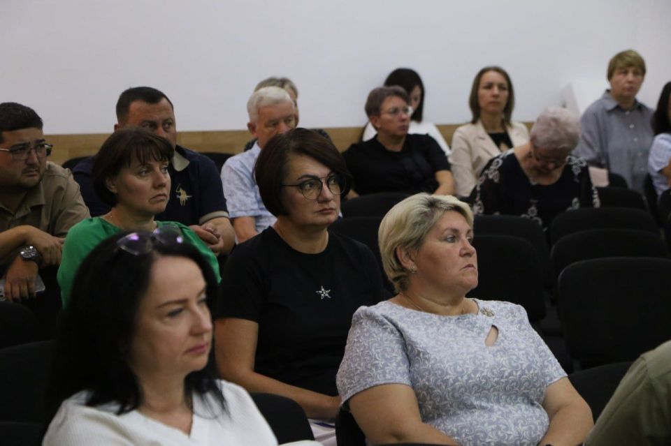 На аппаратном совещании заведующий сектором по обеспечению деятельности Комиссии по делам несовершеннолетних и зашите их прав в Бахчисарайском районе Айше Усманова провела анализ деятельности Комиссии за 6 месяцев 2025 года На аппаратном совещании заведующий сектором по обеспечению деятельности Комиссии по делам несовершеннолетних и зашите их прав в Бахчисарайском районе Айше Усманова провела анализ деятельности Комиссии за 6 месяцев 2025 года