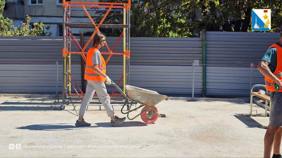 Обустраиваем дворы. По поручению Михаила Развожаева во дворе дома № 14 на улице Бориса Михайлова комплексно благоустраивают территорию