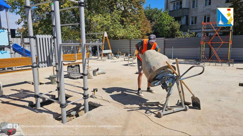 Обустраиваем дворы. По поручению Михаила Развожаева во дворе дома № 14 на улице Бориса Михайлова комплексно благоустраивают территорию Обустраиваем дворы. По поручению Михаила Развожаева во дворе дома № 14 на улице Бориса Михайлова комплексно благоустраивают территорию