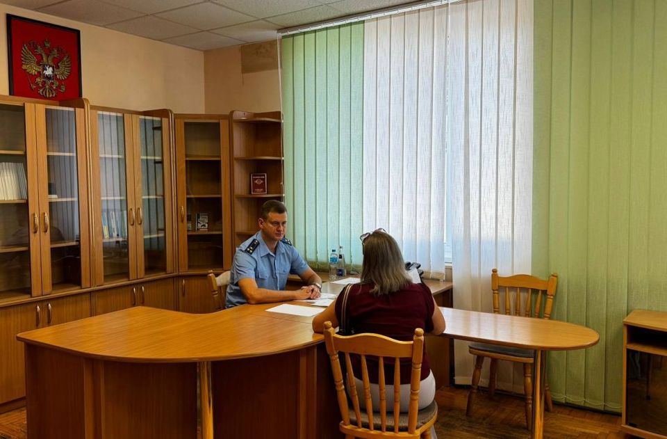 В минувшую пятницу, 22 августа 2025 года, первый заместитель прокурора республики Дмитрий Егоров провел выездной прием жителей Бахчисарайский района В минувшую пятницу, 22 августа 2025 года, первый заместитель прокурора республики Дмитрий Егоров провел выездной прием жителей Бахчисарайский района