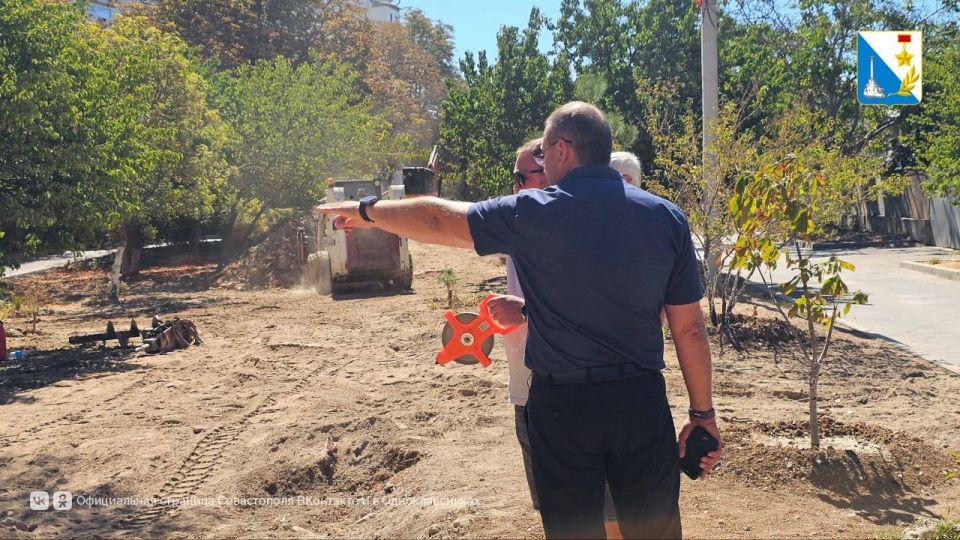 Обустраиваем дворы. По поручению Михаила Развожаева во дворе дома № 14 на улице Бориса Михайлова комплексно благоустраивают территорию Обустраиваем дворы. По поручению Михаила Развожаева во дворе дома № 14 на улице Бориса Михайлова комплексно благоустраивают территорию