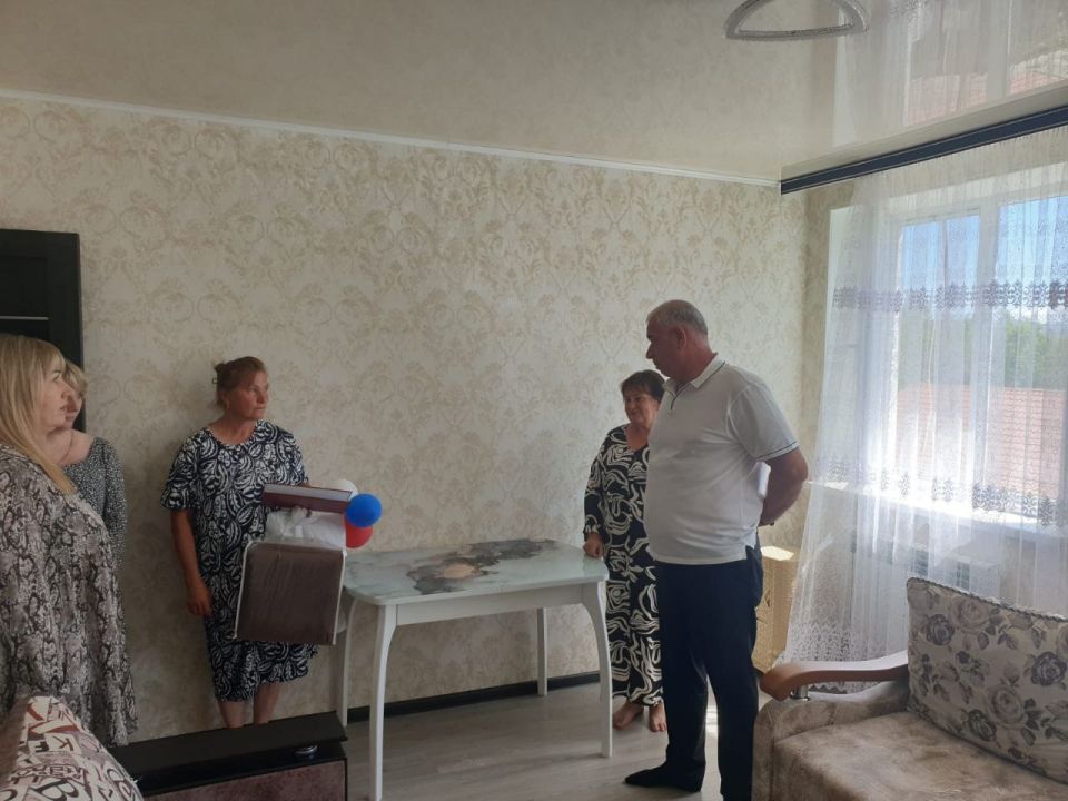 Заместитель председателя Государственного комитета по делам межнациональных отношений Республики Крым Рефат Дердаров вручил ключи семье из числа реабилитированных народов Крыма в Бахчисарайском районе Заместитель председателя Государственного комитета по делам межнациональных отношений Республики Крым Рефат Дердаров вручил ключи семье из числа реабилитированных народов Крыма в Бахчисарайском районе