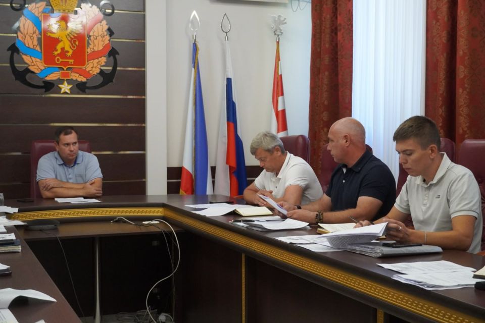 Глава администрации Керчи Олег Каторгин провел аппаратное совещание, в котором приняли участие заместители главы администрации и начальники структурных подразделений Глава администрации Керчи Олег Каторгин провел аппаратное совещание, в котором приняли участие заместители главы администрации и начальники структурных подразделений