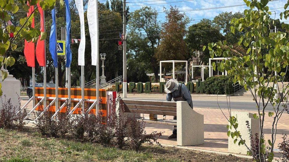 Продолжается работа в городских парках и скверах Продолжается работа в городских парках и скверах