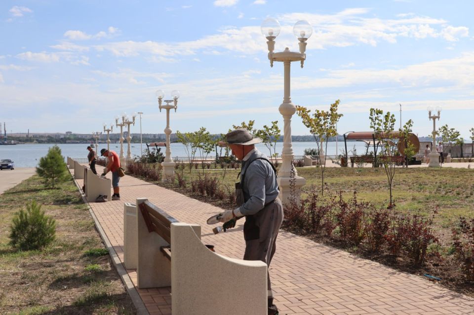 Продолжается работа в городских парках и скверах Продолжается работа в городских парках и скверах