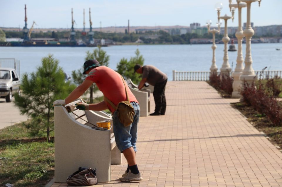 Продолжается работа в городских парках и скверах Продолжается работа в городских парках и скверах