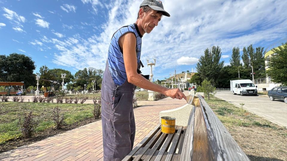 Продолжается работа в городских парках и скверах Продолжается работа в городских парках и скверах