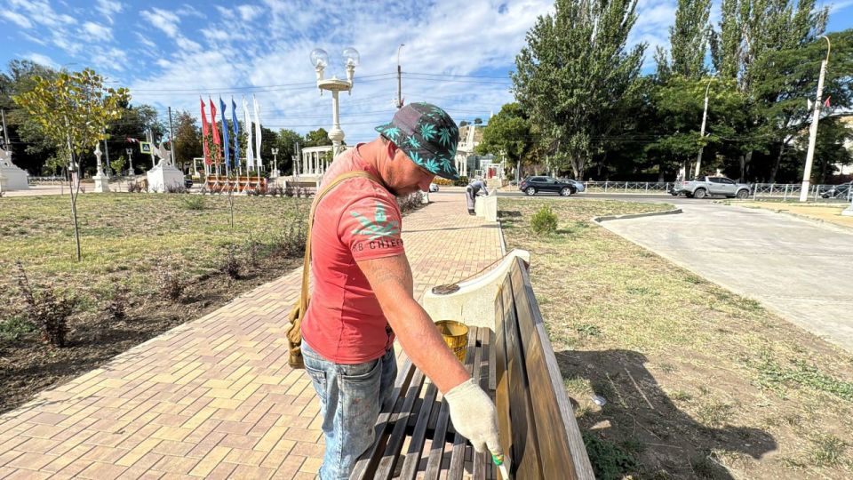 Продолжается работа в городских парках и скверах Продолжается работа в городских парках и скверах