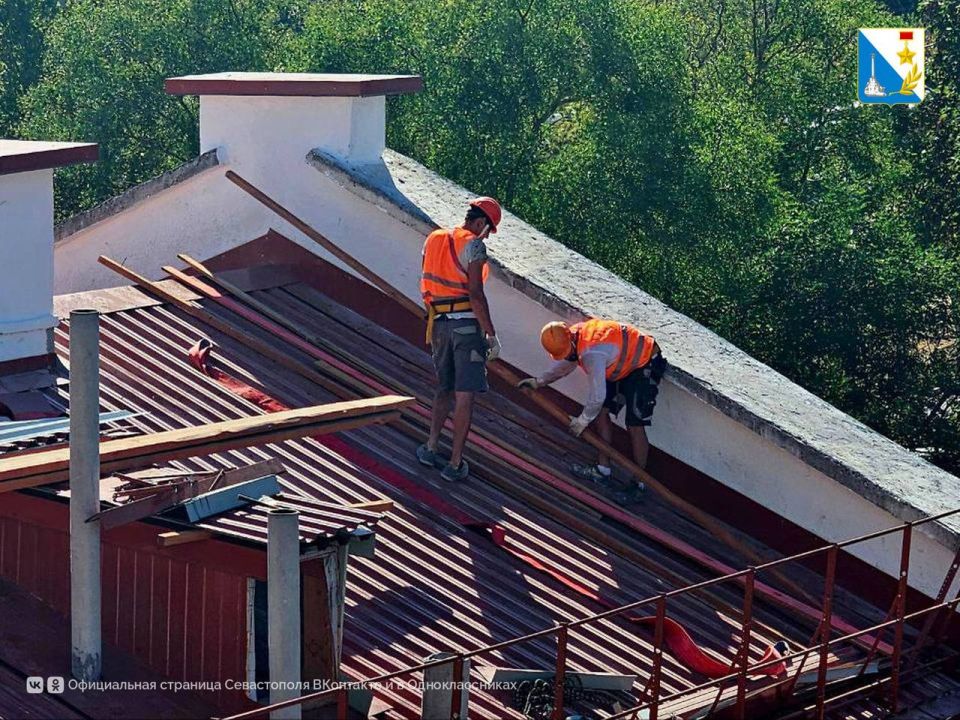 Ремонтируем крыши домов. Капремонт кровли дома № 128 на проспекте Генерала Острякова в Севастополе завершен на 80%, работы планируют закончить до конца сентября Ремонтируем крыши домов. Капремонт кровли дома № 128 на проспекте Генерала Острякова в Севастополе завершен на 80%, работы планируют закончить до конца сентября