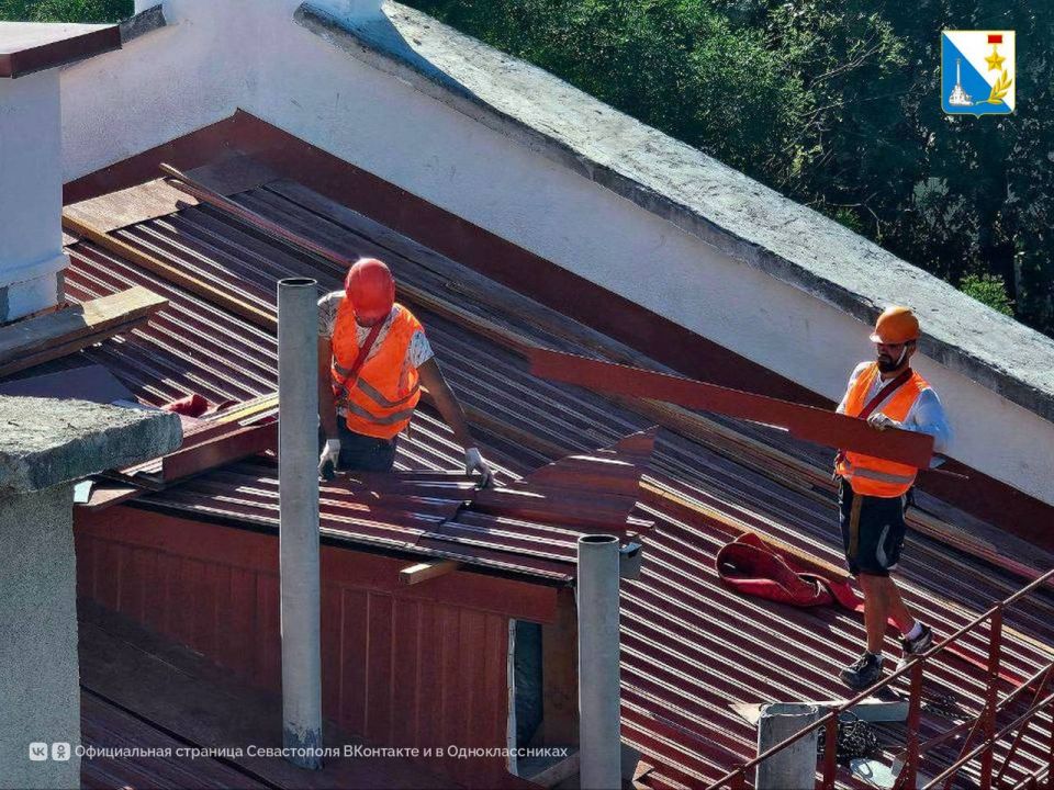 Ремонтируем крыши домов. Капремонт кровли дома № 128 на проспекте Генерала Острякова в Севастополе завершен на 80%, работы планируют закончить до конца сентября Ремонтируем крыши домов. Капремонт кровли дома № 128 на проспекте Генерала Острякова в Севастополе завершен на 80%, работы планируют закончить до конца сентября