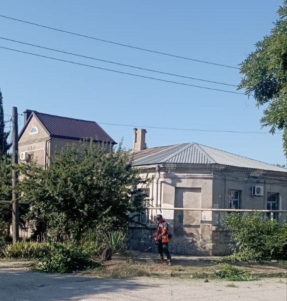 Работниками муниципального бюджетного учреждения «Городское благоустройство» в ежедневном режиме проводится работа по уборке, очистке, озеленению, содержанию городских территорий Работниками муниципального бюджетного учреждения «Городское благоустройство» в ежедневном режиме проводится работа по уборке, очистке, озеленению, содержанию городских территорий