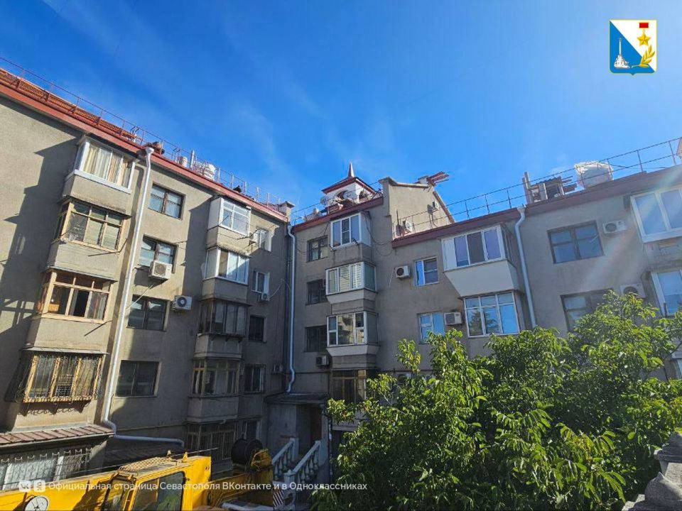 Ремонтируем крыши домов. Капремонт кровли дома № 128 на проспекте Генерала Острякова в Севастополе завершен на 80%, работы планируют закончить до конца сентября Ремонтируем крыши домов. Капремонт кровли дома № 128 на проспекте Генерала Острякова в Севастополе завершен на 80%, работы планируют закончить до конца сентября