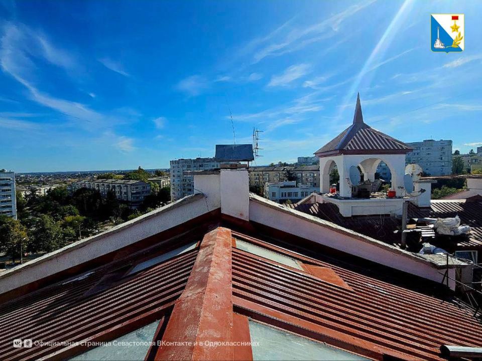 Ремонтируем крыши домов. Капремонт кровли дома № 128 на проспекте Генерала Острякова в Севастополе завершен на 80%, работы планируют закончить до конца сентября