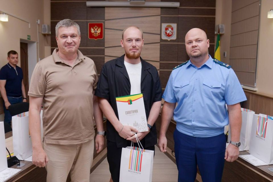 Александр Юрьев: Совместно с прокурором города Александром Сергеевым вручили документы на квартиры девяти евпаторийцам Александр Юрьев: Совместно с прокурором города Александром Сергеевым вручили документы на квартиры девяти евпаторийцам