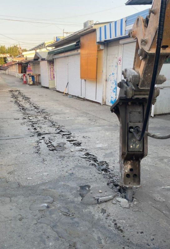 На Центральном рынке Керчи ведутся работы по устройству ливневой канализации, которая ранее отсутствовала, что приводило к подтоплению территории рынка На Центральном рынке Керчи ведутся работы по устройству ливневой канализации, которая ранее отсутствовала, что приводило к подтоплению территории рынка