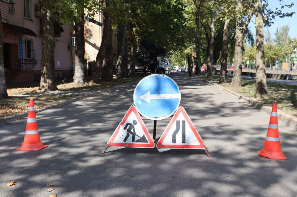Во дворе дома по ул. Самойленко, 7 сегодня ведётся снос сухостоя и санитарная обрезка деревьев Во дворе дома по ул. Самойленко, 7 сегодня ведётся снос сухостоя и санитарная обрезка деревьев