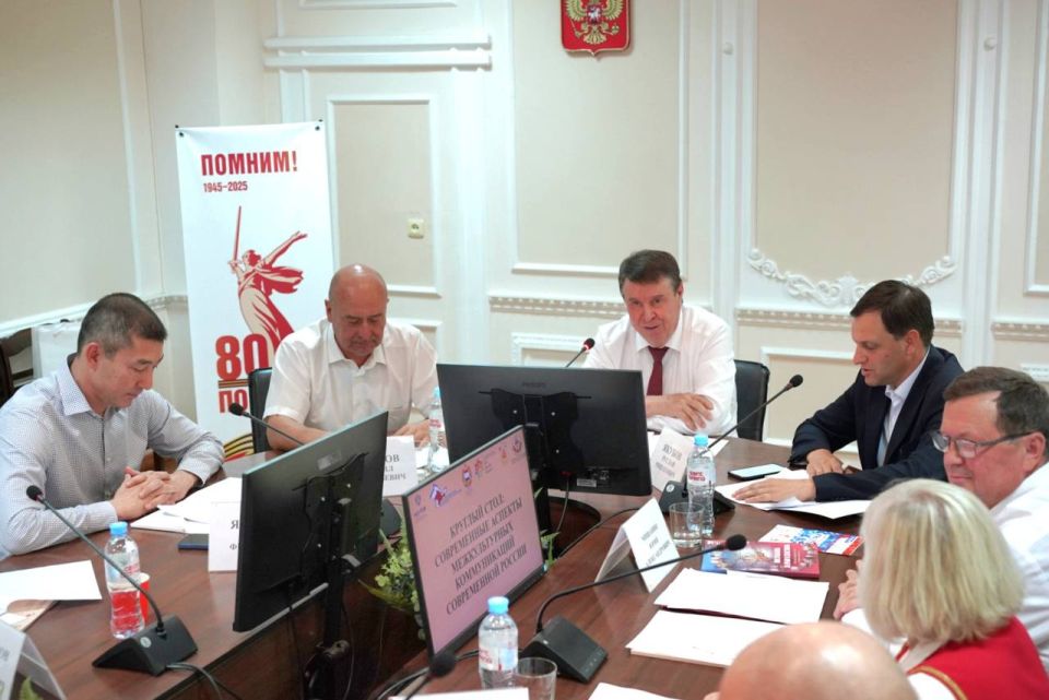 Михаил Назаров: В Крыму в рамках фестиваля мордовской культуры "Шумбрат» прошел круглый стол "Современные аспекты межкультурных коммуникаций народов России" с участием представителей Крыма, Мордовии и Самарской области Михаил Назаров: В Крыму в рамках фестиваля мордовской культуры "Шумбрат» прошел круглый стол "Современные аспекты межкультурных коммуникаций народов России" с участием представителей Крыма, Мордовии и Самарской области