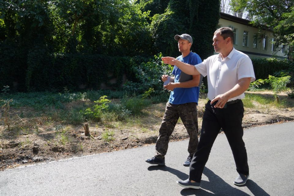 В Керчи продолжается работа бригад, выполняющих плановую уборку межквартальных территорий и пешеходных зон В Керчи продолжается работа бригад, выполняющих плановую уборку межквартальных территорий и пешеходных зон
