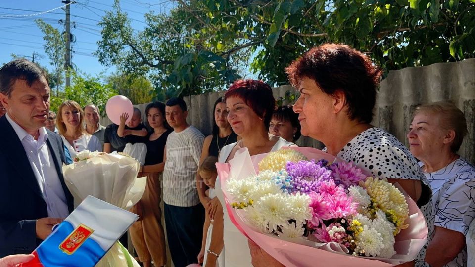 В селе Чернополье Белогорского района вручили ключи от собственного дома представительнице реабилитированного народа