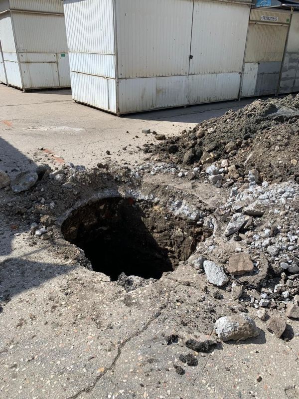 На Центральном рынке Керчи ведутся работы по устройству ливневой канализации, которая ранее отсутствовала, что приводило к подтоплению территории рынка На Центральном рынке Керчи ведутся работы по устройству ливневой канализации, которая ранее отсутствовала, что приводило к подтоплению территории рынка