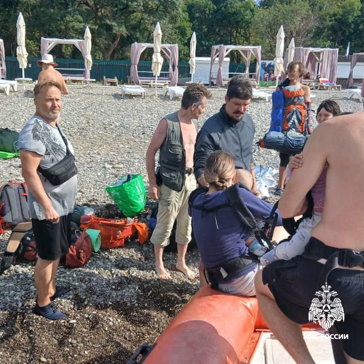 Появились кадры эвакуации туристов, которые застряли на берегу Черного моря из-за лесного пожара Появились кадры эвакуации туристов, которые застряли на берегу Черного моря из-за лесного пожара