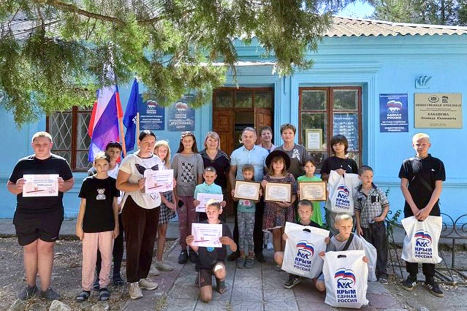 Депутаты Госсовета Крыма принимают участие во всероссийской акции «Собери ребёнка в школу» Депутаты Госсовета Крыма принимают участие во всероссийской акции «Собери ребёнка в школу»