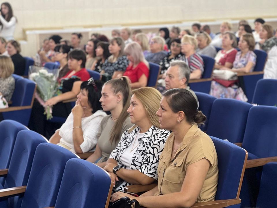 «Новое время ставит перед нами новые задачи, и я знаю, что наш коллектив профессиональных, творческих педагогических работников к их решению готов. Сегодня, подводя итоги предыдущего учебного года, хочу поблагодарить каждого... «Новое время ставит перед нами новые задачи, и я знаю, что наш коллектив профессиональных, творческих педагогических работников к их решению готов. Сегодня, подводя итоги предыдущего учебного года, хочу поблагодарить каждого...