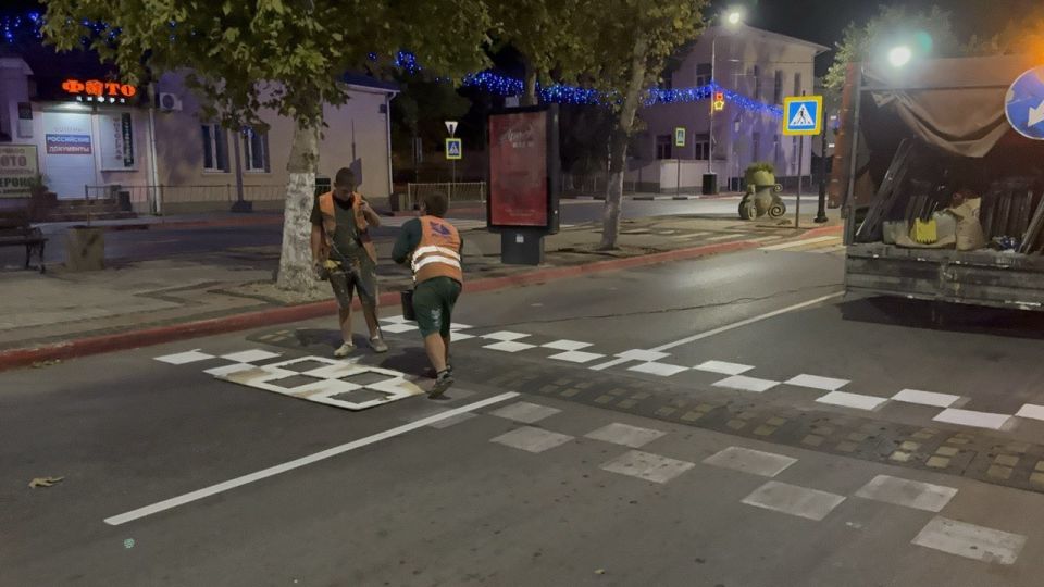 В Керчи продолжают обновлять дорожную разметку В Керчи продолжают обновлять дорожную разметку