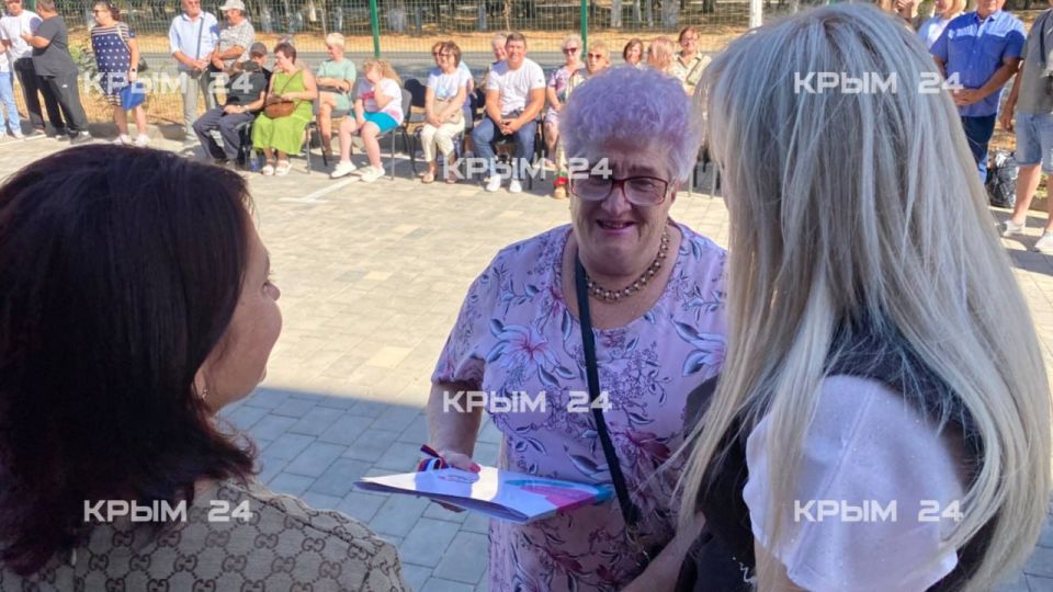В Саках вручили ключи от квартир жителям, переселенным из аварийного жилья В Саках вручили ключи от квартир жителям, переселенным из аварийного жилья