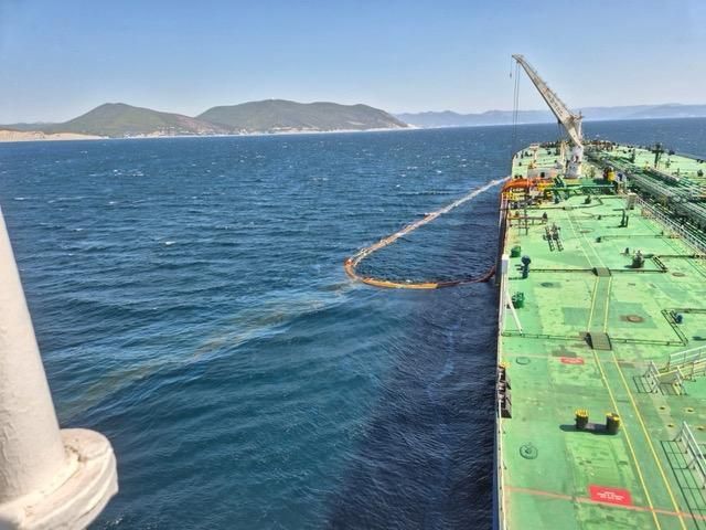 В результате ЧП в порту Новороссийска в Черное море попало около 30 кубометров нефти