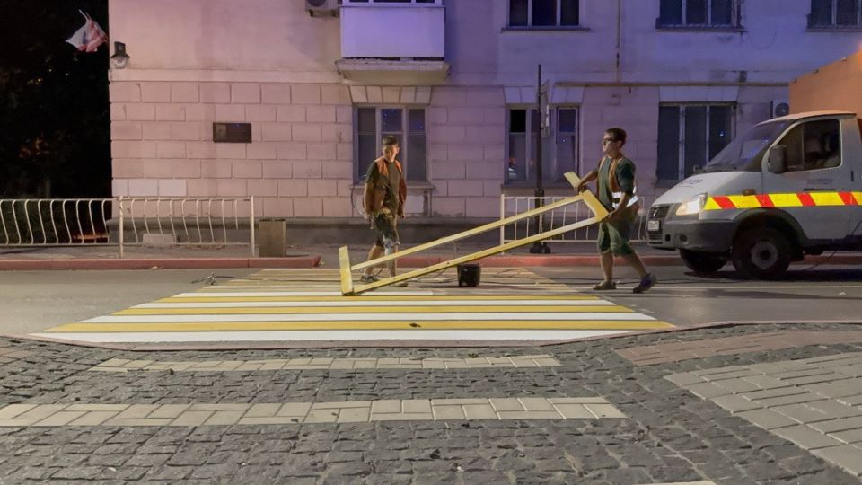 В Керчи продолжают обновлять дорожную разметку В Керчи продолжают обновлять дорожную разметку