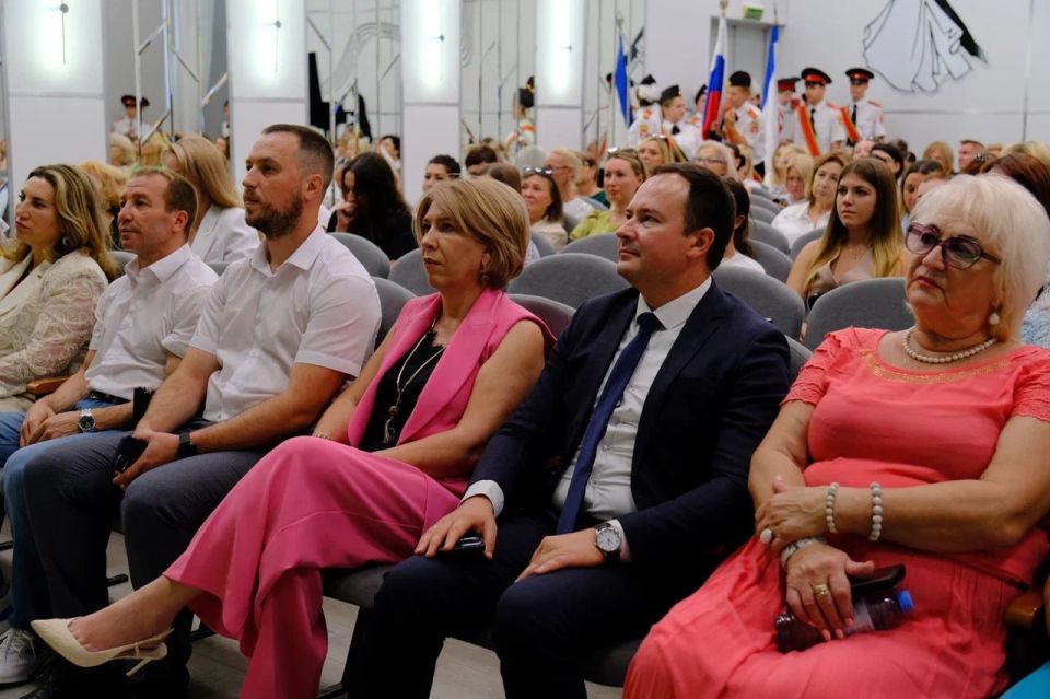 Янина Павленко: Уже на следующей неделе они начнут сеять разумное, доброе, вечное, а сегодня собрались на контрольную сверку часов и планов! Ежегодная августовская педагогическая конференция символично прошла в средней школе... Янина Павленко: Уже на следующей неделе они начнут сеять разумное, доброе, вечное, а сегодня собрались на контрольную сверку часов и планов! Ежегодная августовская педагогическая конференция символично прошла в средней школе...
