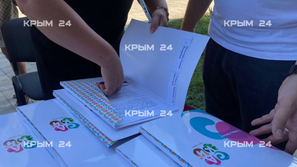 В Саках вручили ключи от квартир жителям, переселенным из аварийного жилья В Саках вручили ключи от квартир жителям, переселенным из аварийного жилья