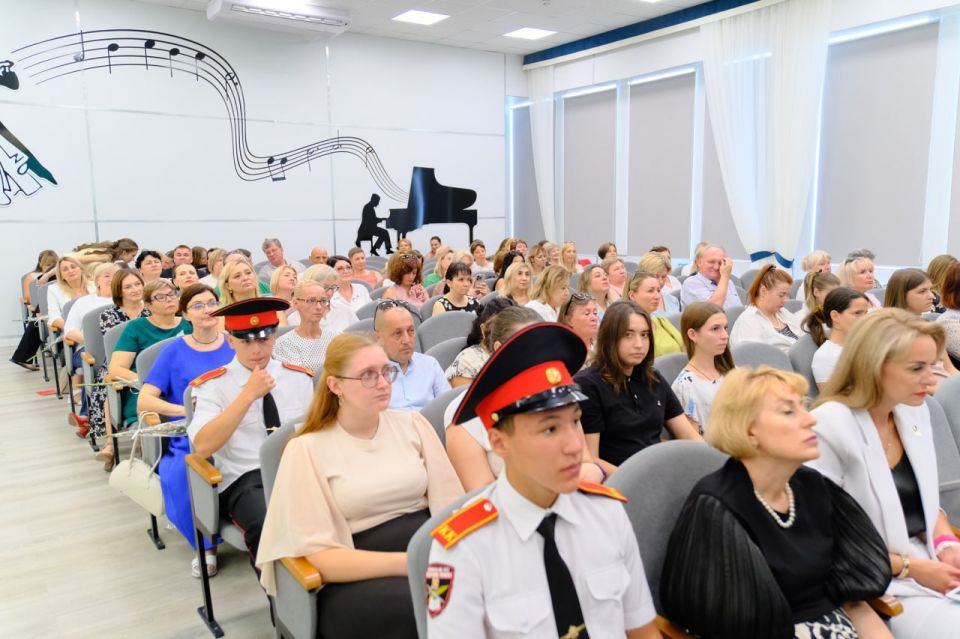 Янина Павленко: Уже на следующей неделе они начнут сеять разумное, доброе, вечное, а сегодня собрались на контрольную сверку часов и планов! Ежегодная августовская педагогическая конференция символично прошла в средней школе... Янина Павленко: Уже на следующей неделе они начнут сеять разумное, доброе, вечное, а сегодня собрались на контрольную сверку часов и планов! Ежегодная августовская педагогическая конференция символично прошла в средней школе...