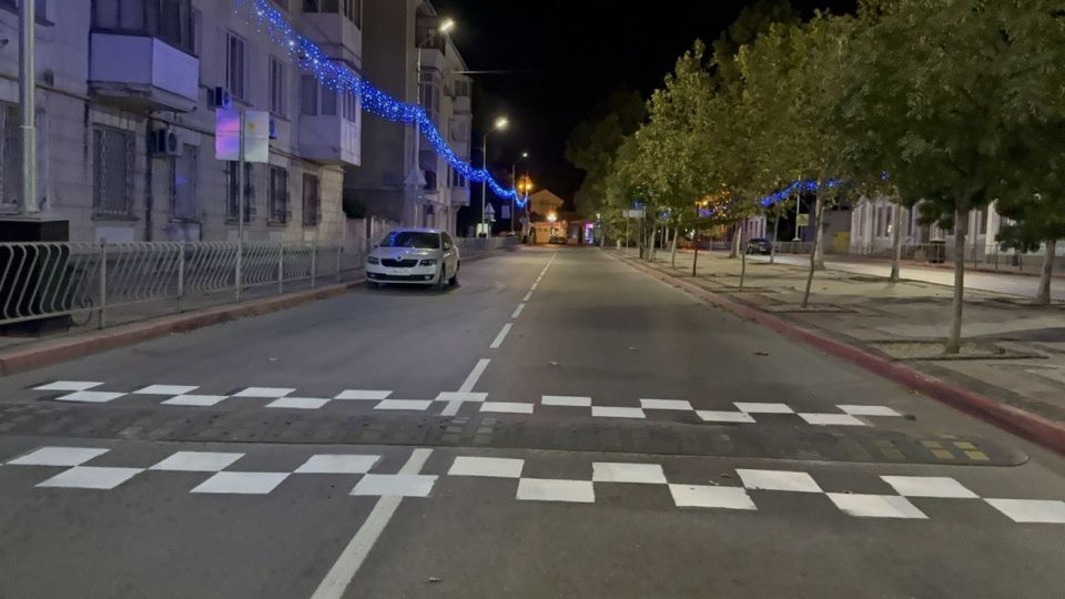 В Керчи продолжают обновлять дорожную разметку В Керчи продолжают обновлять дорожную разметку