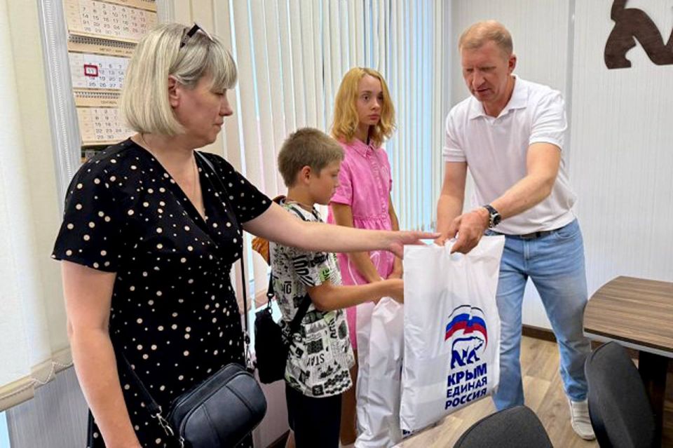 Депутаты Госсовета Крыма принимают участие во всероссийской акции «Собери ребёнка в школу» Депутаты Госсовета Крыма принимают участие во всероссийской акции «Собери ребёнка в школу»