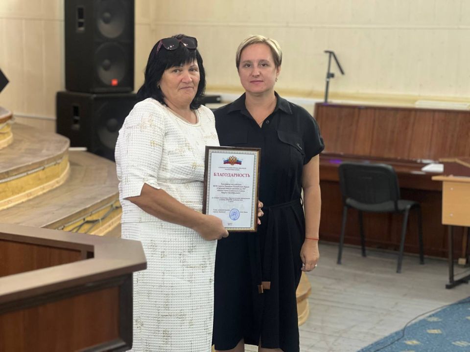 «Новое время ставит перед нами новые задачи, и я знаю, что наш коллектив профессиональных, творческих педагогических работников к их решению готов. Сегодня, подводя итоги предыдущего учебного года, хочу поблагодарить каждого... «Новое время ставит перед нами новые задачи, и я знаю, что наш коллектив профессиональных, творческих педагогических работников к их решению готов. Сегодня, подводя итоги предыдущего учебного года, хочу поблагодарить каждого...