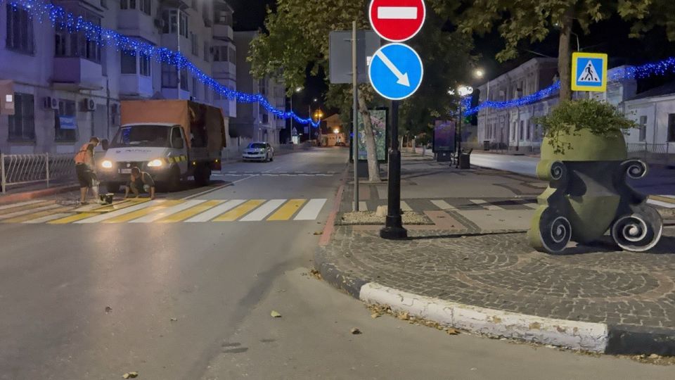 В Керчи продолжают обновлять дорожную разметку В Керчи продолжают обновлять дорожную разметку