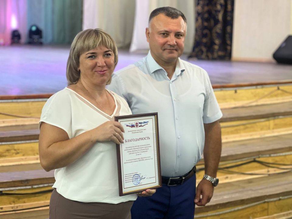 «Новое время ставит перед нами новые задачи, и я знаю, что наш коллектив профессиональных, творческих педагогических работников к их решению готов. Сегодня, подводя итоги предыдущего учебного года, хочу поблагодарить каждого... «Новое время ставит перед нами новые задачи, и я знаю, что наш коллектив профессиональных, творческих педагогических работников к их решению готов. Сегодня, подводя итоги предыдущего учебного года, хочу поблагодарить каждого...