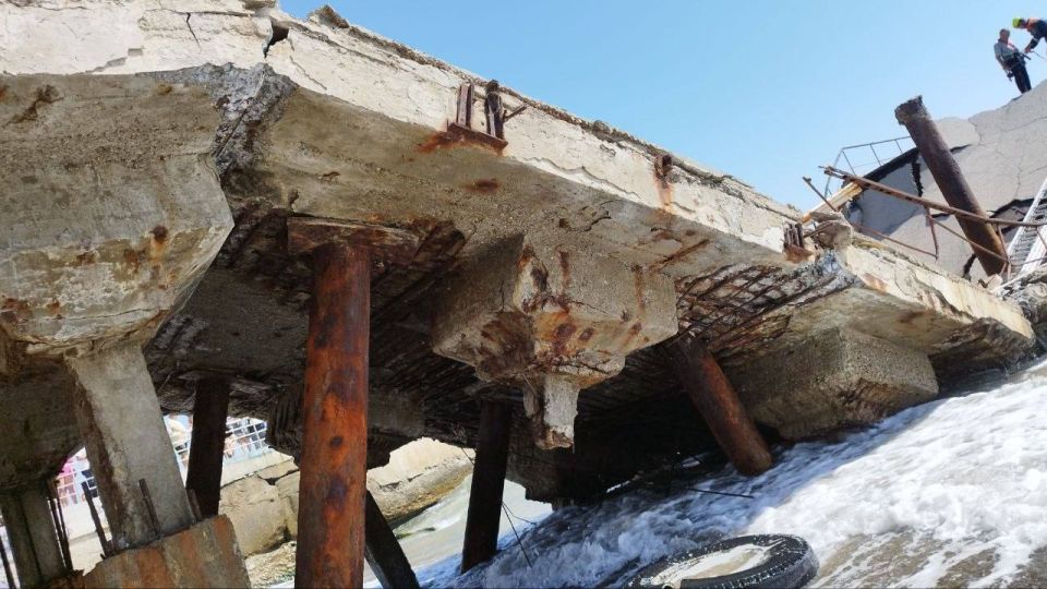 МЧС Крыма публикует кадры спасения рыбаков с пирса, который рухнул в Алуште МЧС Крыма публикует кадры спасения рыбаков с пирса, который рухнул в Алуште