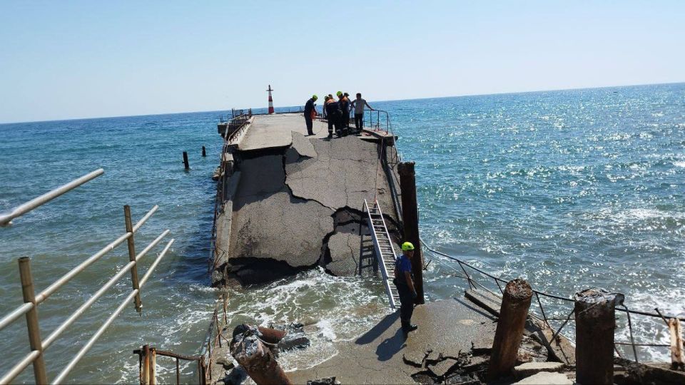 В Алуште рухнул аварийный 20-метровый причал В Алуште рухнул аварийный 20-метровый причал