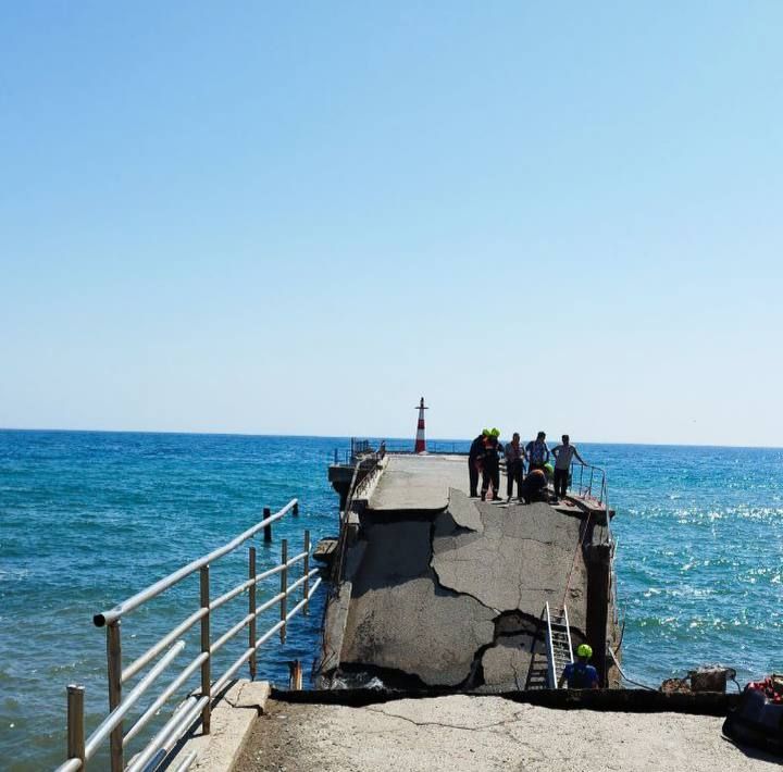 В МЧС показали кадры спасения людей с пирса в Алуште В МЧС показали кадры спасения людей с пирса в Алуште